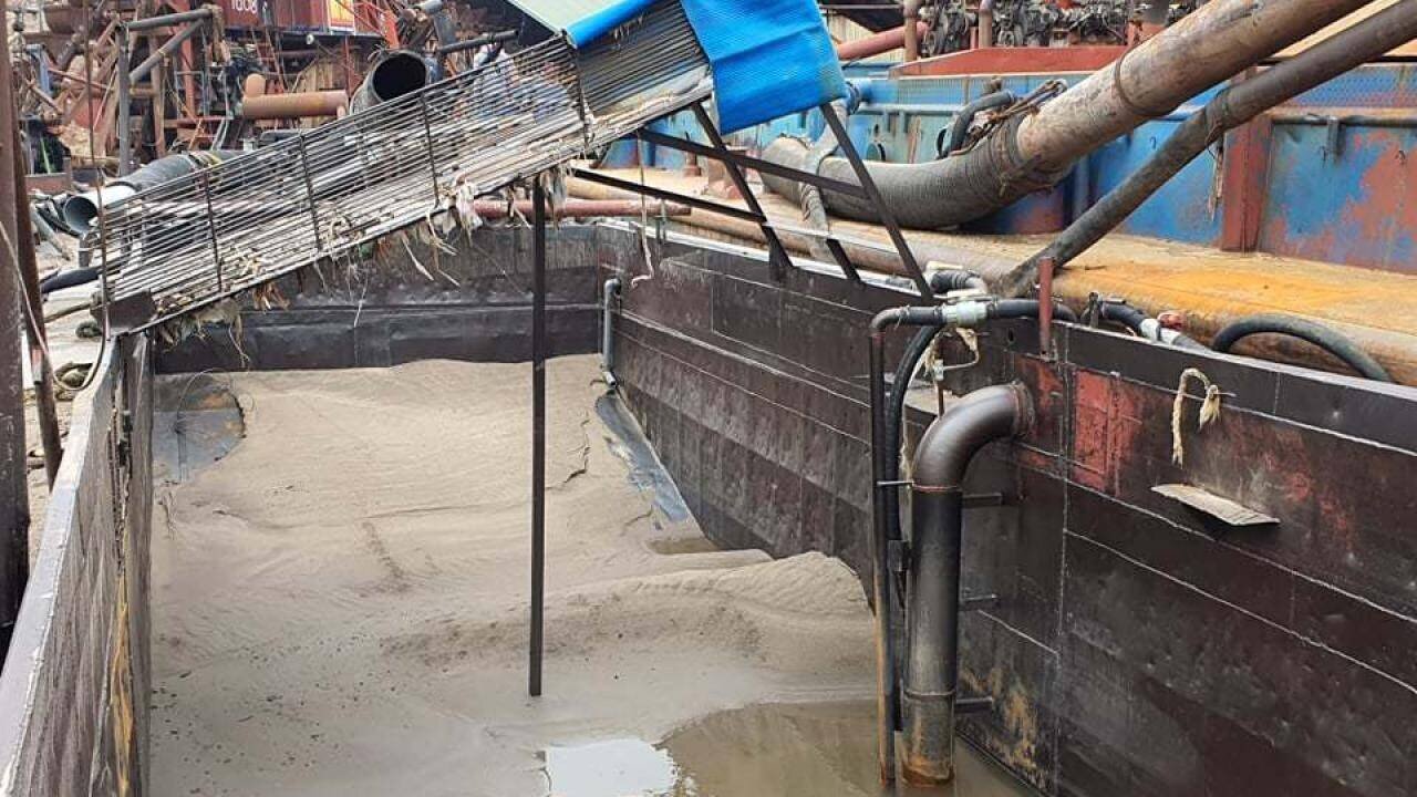 Phương tiện thứ nhất không gắn số đăng ký, số kiểm soát, khoang tàu chứa khoảng 20m3 cát và khoang chứa hàng của phương tiện gắn số đăng ký VP-0295H chứa khoảng 80m3 cát.