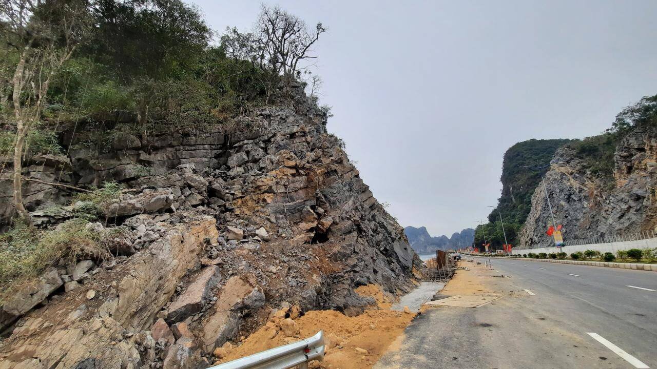 Ông Phạm Như Quyền, đại diện đơn vị thi công tuyến đường bao biển Hạ Long – Cẩm Phả cho biết: Theo kế hoạch thì giai đoạn 1 cũng chưa hoàn thành do phải xử lý hệ thống mái taluy dương trên núi đá và nhiều hạng mục khác.