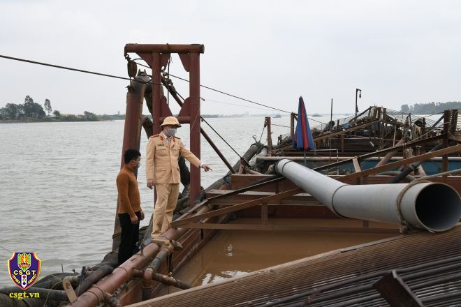 Ngày 6/1, trên tuyến sông Hồng giáp ranh giữa tỉnh Hà Nam và tỉnh Thái Bình, lực lượng Cảnh sát đường thủy thuộc Phòng Hướng dẫn tuần tra, kiểm soát và đấu tranh phòng, chống tội phạm trên đường thủy nội địa, Cục CSGT đã phối hợp với Thủy Đoàn I, Cục CSGT và Công an tỉnh Hà Nam, Thái Bình tổ chức lực lượng, đồng loạt ra quân bắt giữ 14 phương tiện tàu hút cát cùng 55 thuyền viên, người có liên quan đang vi phạm quy định về khai thác cát trái phép trên tuyến sông Hồng.
