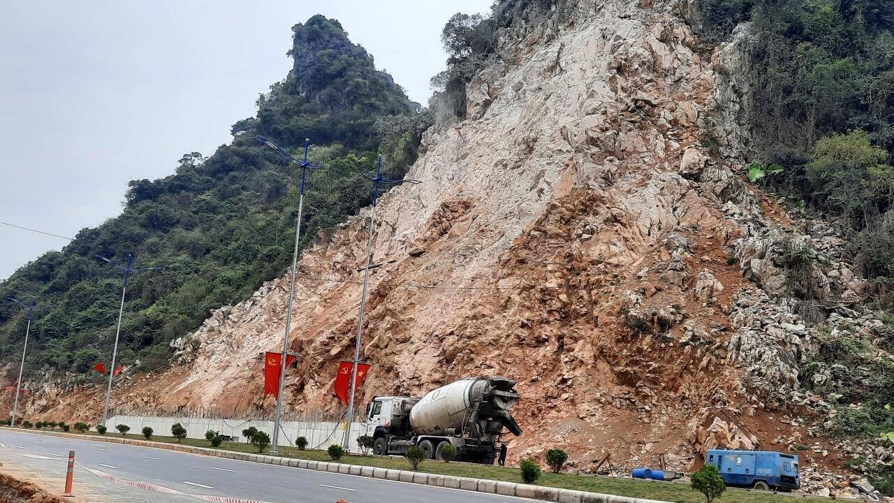 Trao đổi với PV Báo Giao thông, ông Đinh Văn Doãn, Phó Giám đốc Ban Quản lý dự án đầu tư xây dựng các công trình giao thông tỉnh Quảng Ninh - chủ đầu tư dự án cho biết, việc hạ tầng tuyến đường bao biển Hạ Long - Cẩm Phả chưa hoàn thiện mà đã để phương tiện lưu thông nhiều như hiện nay là có nguy cơ mất ATGT.