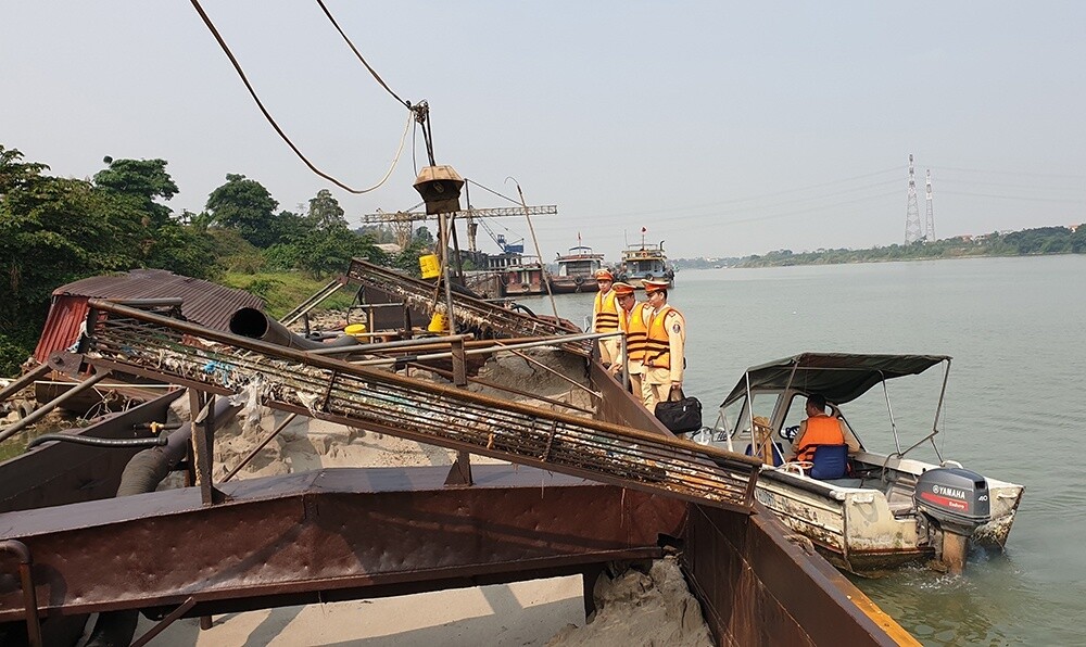 Thực hiện Kế hoạch cao điểm đảm bảo TTATGT – TTXH dịp Tết Dương lịch, Tết Nguyên đán và các lễ hội đầu xuân năm 2022, lực lượng cảnh sát đường thuỷ đang phối hợp với công an địa bàn đang triển khai cao điểm, xử lý nhiều vi phạm giao thông đường thuỷ, trong đó có hoạt động khai thác cát trái phép.