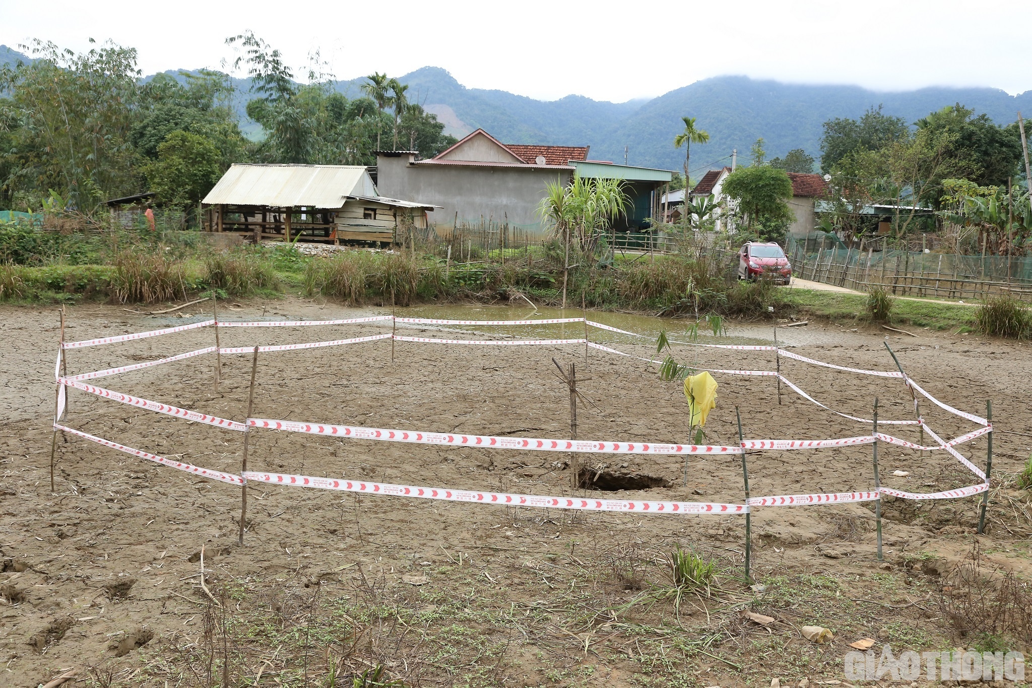 Theo quan sát của PV Báo Giao thông, một hố nằm ngay giữa ao nước, sát ngay nhà dân; hố rộng khoảng hơn 1m.