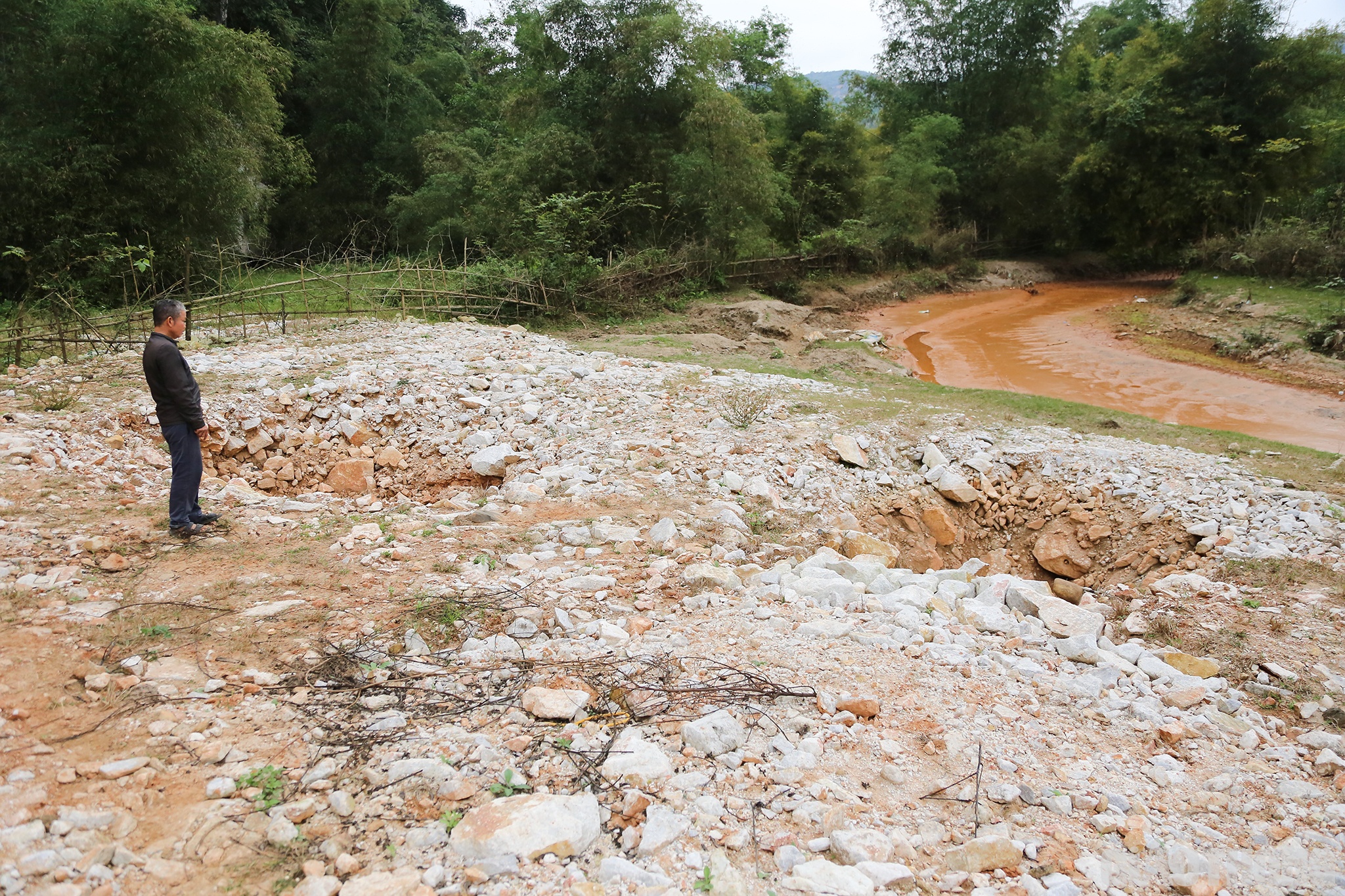 Ông Nguyễn Văn Liên (67 tuổi, ở bản Công) cho biết: Tình trạng hố tử thần xuất hiện từ đầu năm 2021. Chỉ trong phạm vi mười mấy hộ dân gần đây đã có đến 5 hố tử thần.
