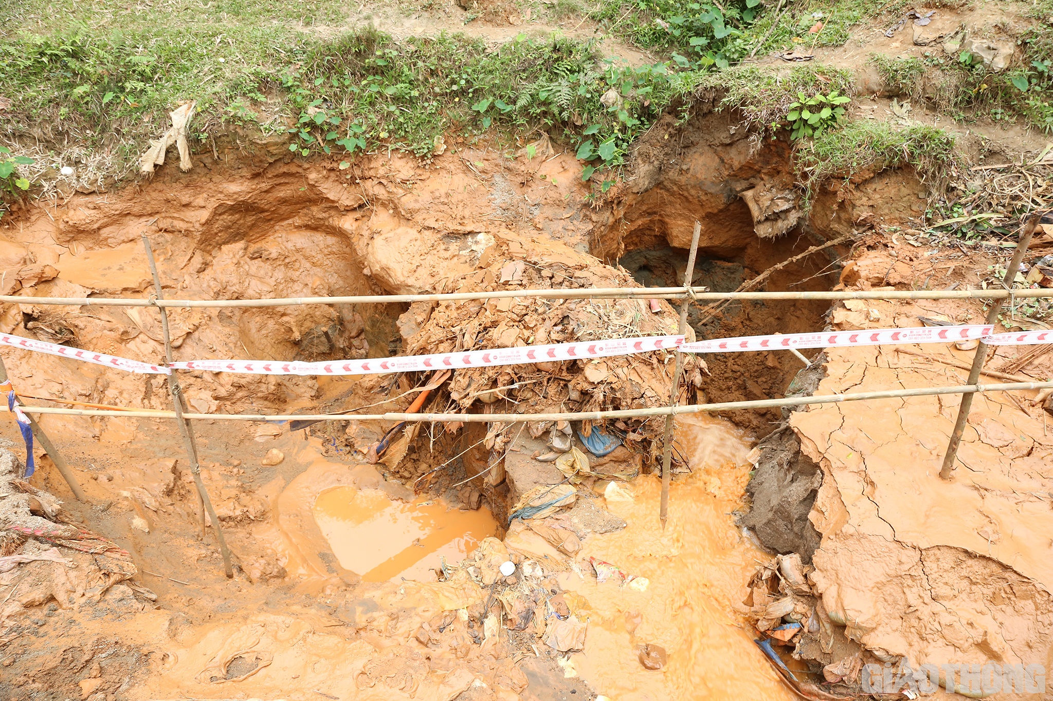 Cùng quan điểm, cụ Vi Văn Thắng (75 tuổi, ở bản Công) cho biết thêm: Hang cát tơ có từ đời ông cha, tôi sống đến nay đã 75 tuổi nhưng trước đây chưa bao giờ xuất hiện hiện tượng này. Chắc chắn phải có tác động nào đó của con người?