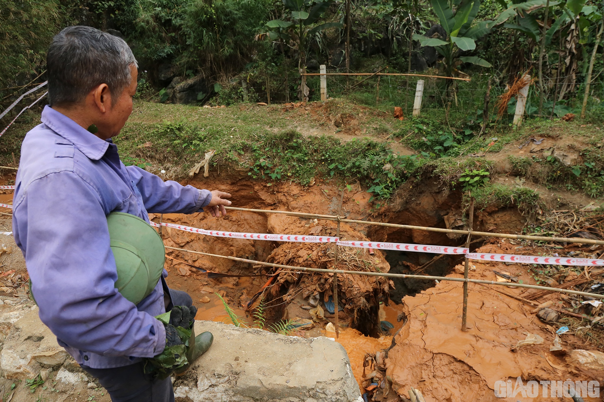 Cách khoảng hơn 50m, một hố tử thần khác rộng khoảng 3m.