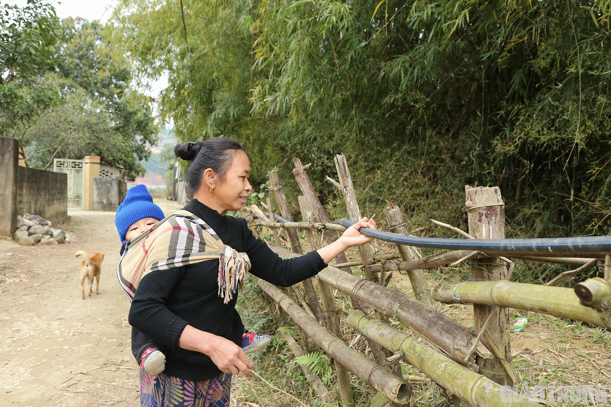 Để có nước sinh hoạt và ăn uống, các hộ dân phải đi đường ống từ nơi khác, xa cả km để về dùng. Bên cạnh đó, nhiều nhà dân bị nứt nẻ nhà cửa và sân tường.