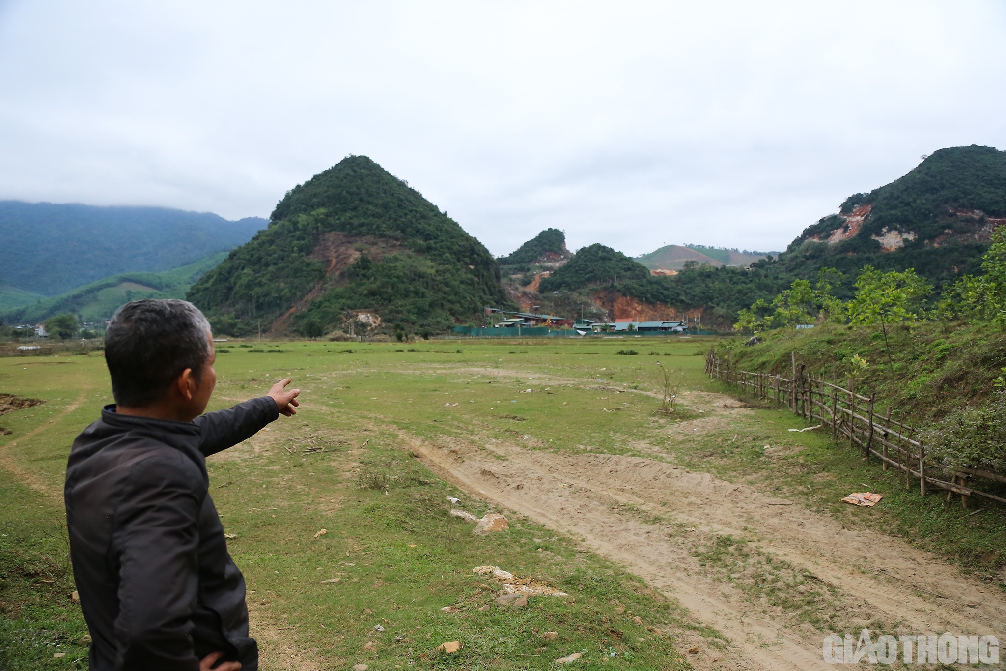Vừa qua UBND tỉnh đã giao đoàn địa chất Bắc Trung Bộ tìm hiểu nguyên nhân. Đoàn công tác cũng đã lên kiểm tra thực địa nhưng đến nay vẫn chưa tìm ra nguyên nhân. Trong hình là mỏ thiếc đang khai thác không xa khu dân cư bản Công.