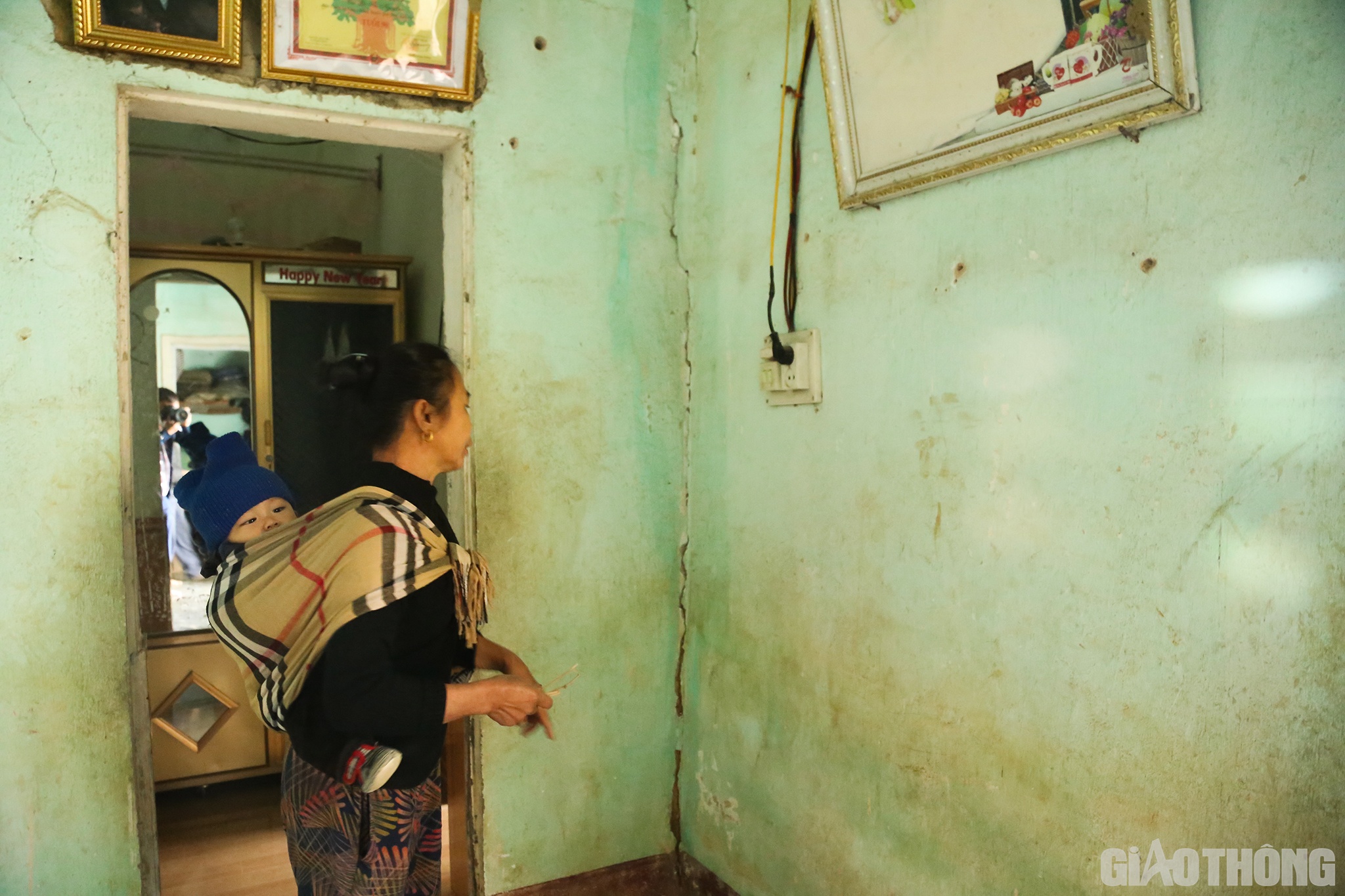 “Chúng tôi già rồi, cũng đã gần về với ông bà tổ tiên, nhưng chẳng nhẽ còn con cháu chúng tôi cứ phải sống trong cảnh nơm nớp lo sợ này mãi. Nhiều đoàn công tác huyện, tỉnh đã về kiểm tra nhưng chưa kết luận được nguyên nhân. Rất mong tỉnh, Chính phủ sớm mời các nhà khoa học về nghiên cứu và tìm ra nguyên nhân rồi có giải pháp khắc phục”, vợ ông Liên mong mỏi