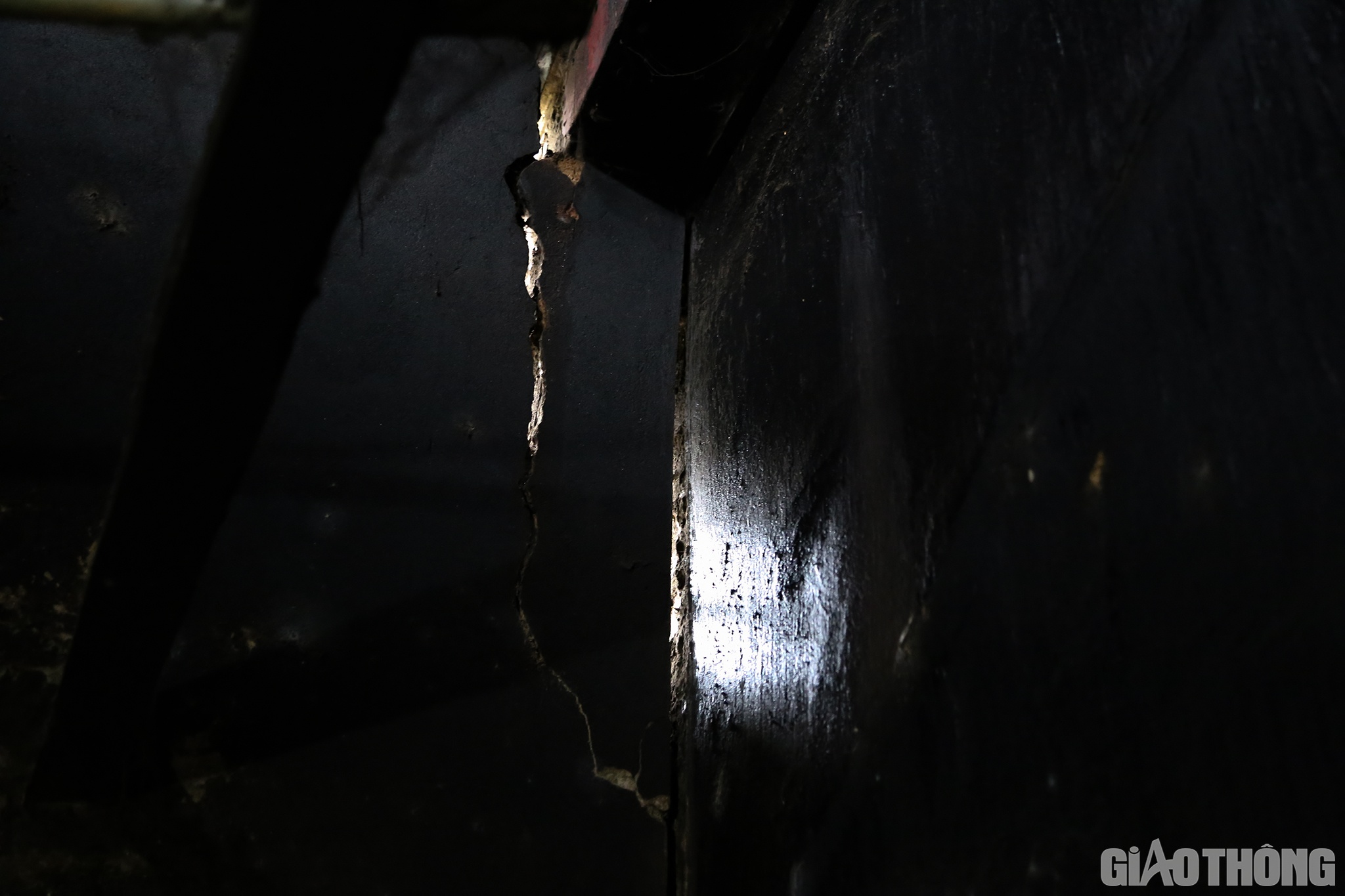 Ông Trương Văn Hóa - Chủ tịch UBND xã Châu Hồng, huyện Quỳ Hợp, tỉnh Nghệ An cho biết: Từ năm ngoái đến nay, nhiều đoàn công tác của huyện, tỉnh cũng đã về kiểm tra thực địa nhưng vẫn chưa tìm ra được nguyên nhân của hố tử thần. Trong hình là tường nhà bếp gia đình ông Liên bị kéo nứt toác.