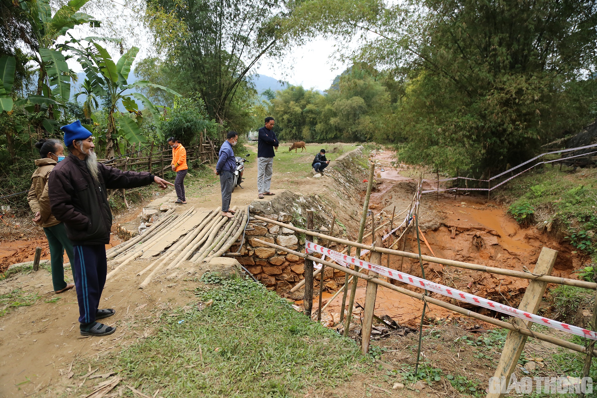 Những ngày này, người dân bản Công, xã Châu Hồng, huyện Qùy Hợp, tỉnh Nghệ An không khỏi hoang mang, lo lắng khi nơi đây lại xuất hiện thêm 2 hố tử thần mới.