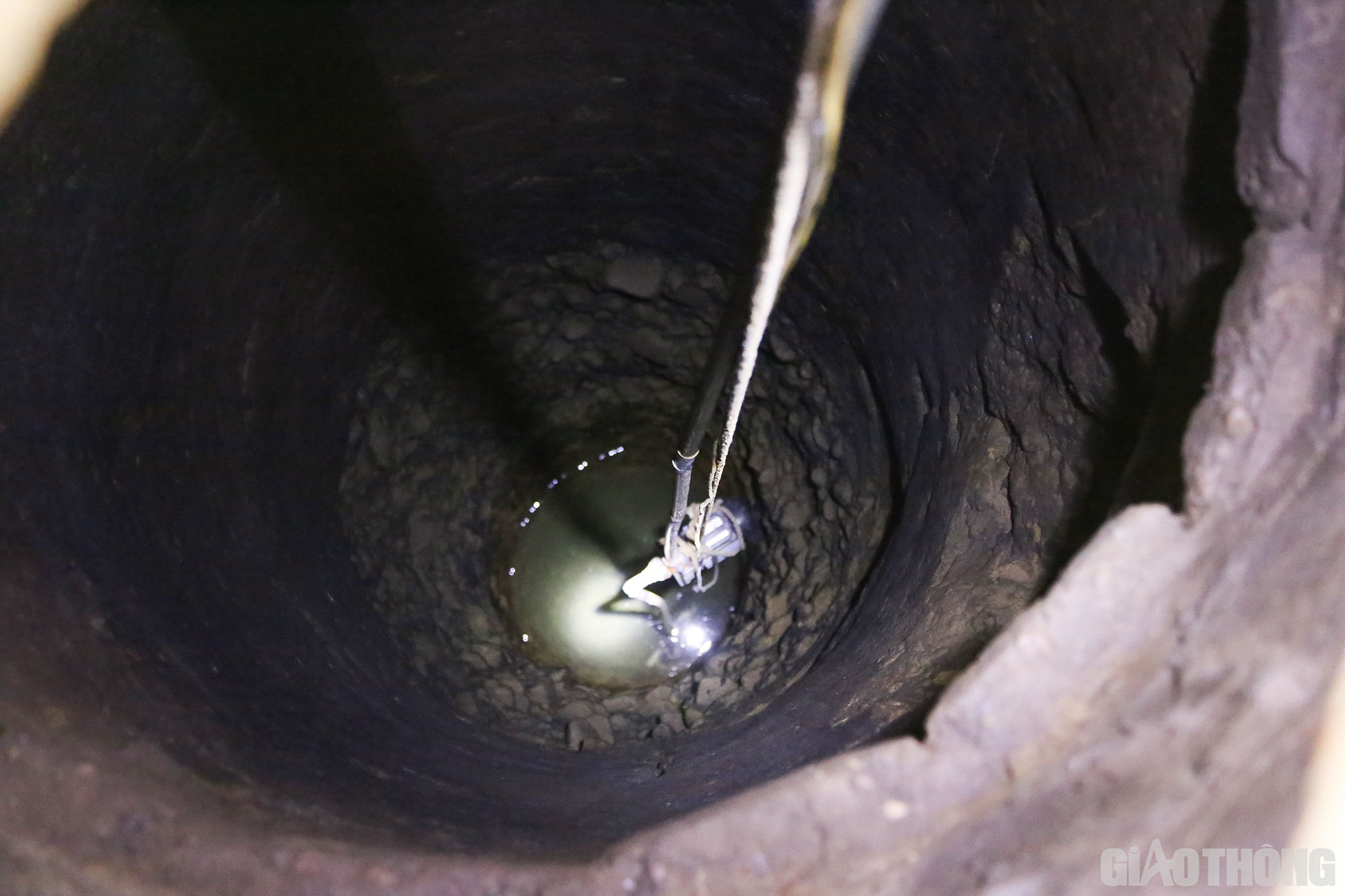 Dắt PV về nhà, ông Nguyễn Văn Liên cho biết thêm: Từ năm ngoái đến nay, cùng với tình trạng sụt lún đất đai thì mạch nước ngầm của các hộ dân cũng bị cạn kiệt.