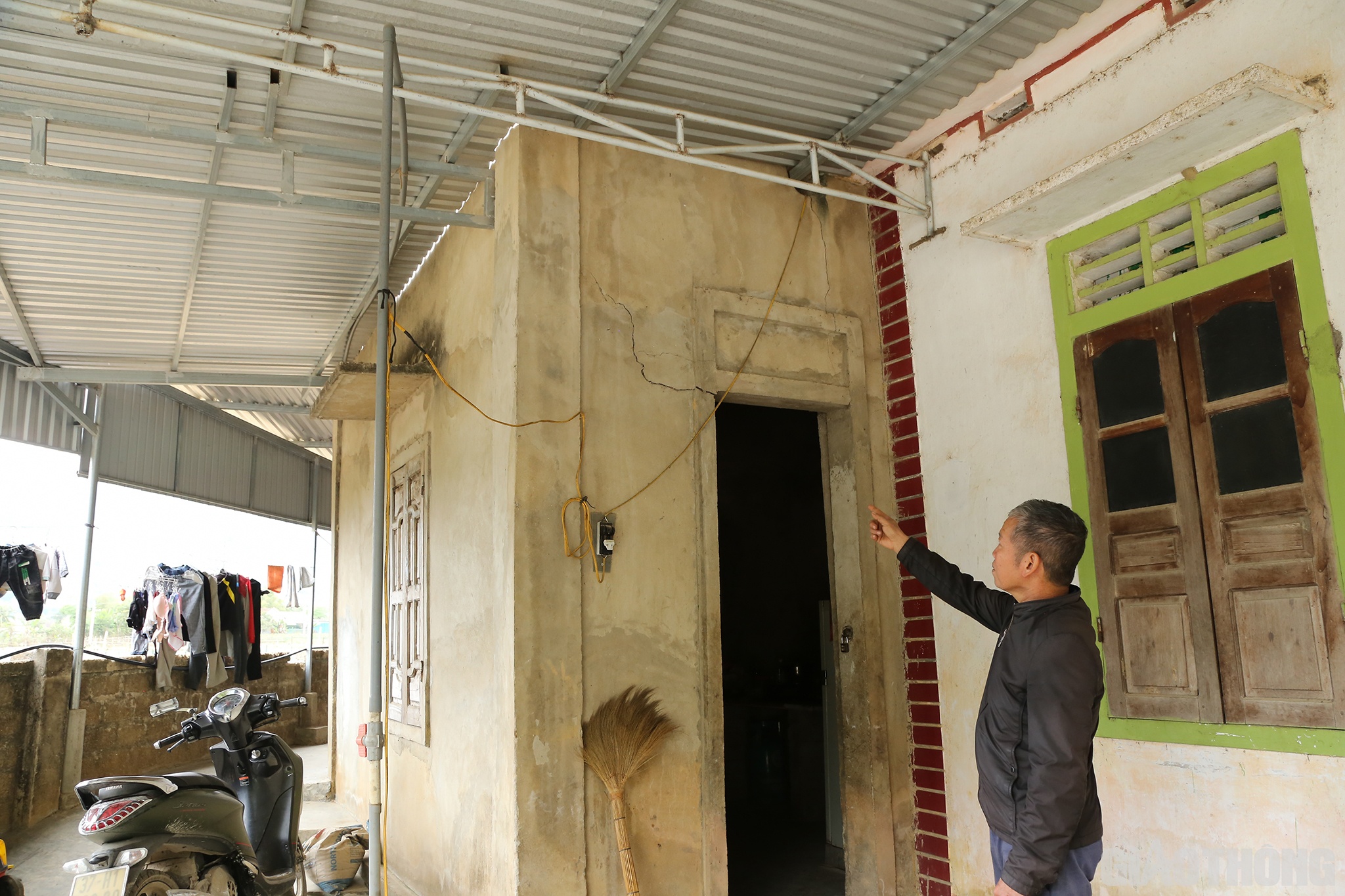 Cũng theo ông Liên: Ở cuối con suối này có 1 hang cát tơ ngầm, hiện tại có một công ty đang khai thác thiếc gần hang đó. Chúng tôi nghi ngờ do công ty hút hết nước ngầm phía dưới để khai thác tạo nên áp lực giữa 2 bên (bên trên mặt đất và dưới ngầm) bị chênh lệch nên mới xảy ra tình trạng này (!?)