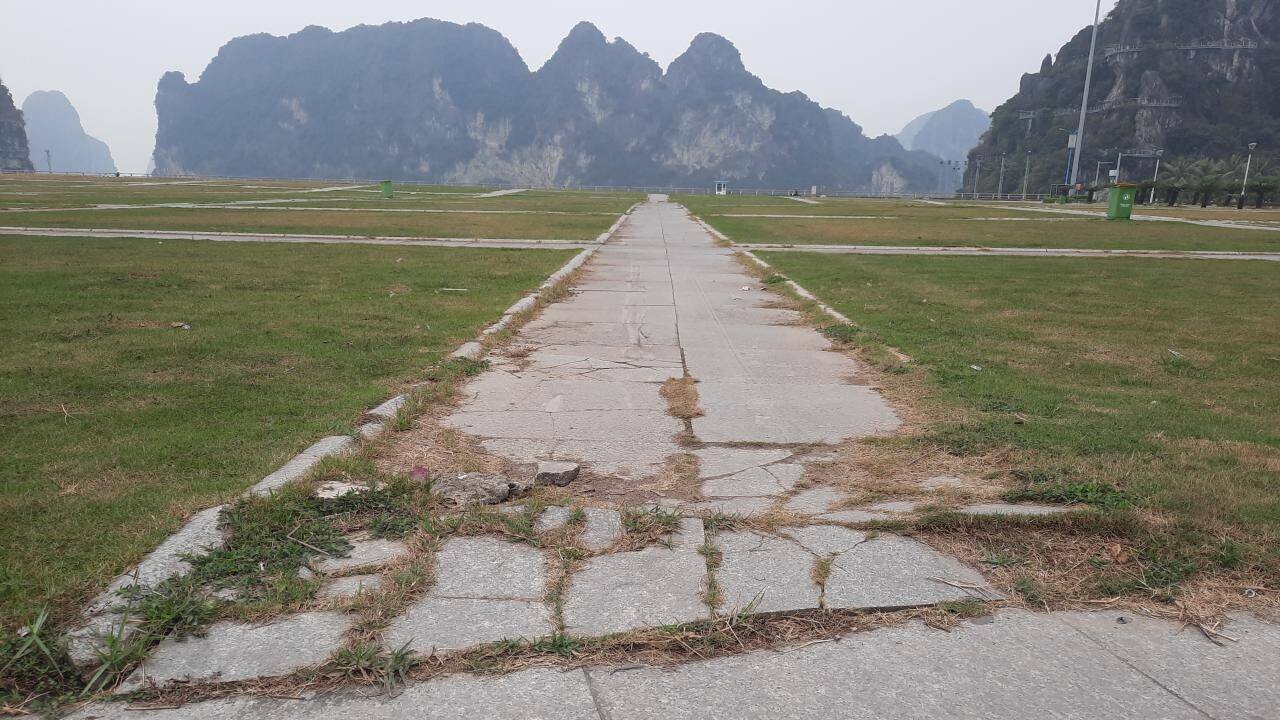 Gần đây nhất, dự án cải tạo, chỉnh trang Quảng trường 30/10 đã hoàn thành công tác chuẩn bị đầu tư cho các hạng mục như: Khắc phục sự cố sụt lún, hư hỏng, xuống cấp bề mặt quảng trường; bổ sung hệ thống chiếu sáng; trang trí cảnh quan... Tuy nhiên do dịch Covid-19 đã ảnh hưởng tới thu ngân sách của thành phố, khiến cho dự án bị đình hoãn. Ảnh: Đường giao thông nội bộ Quảng trường bị sụt, lún.