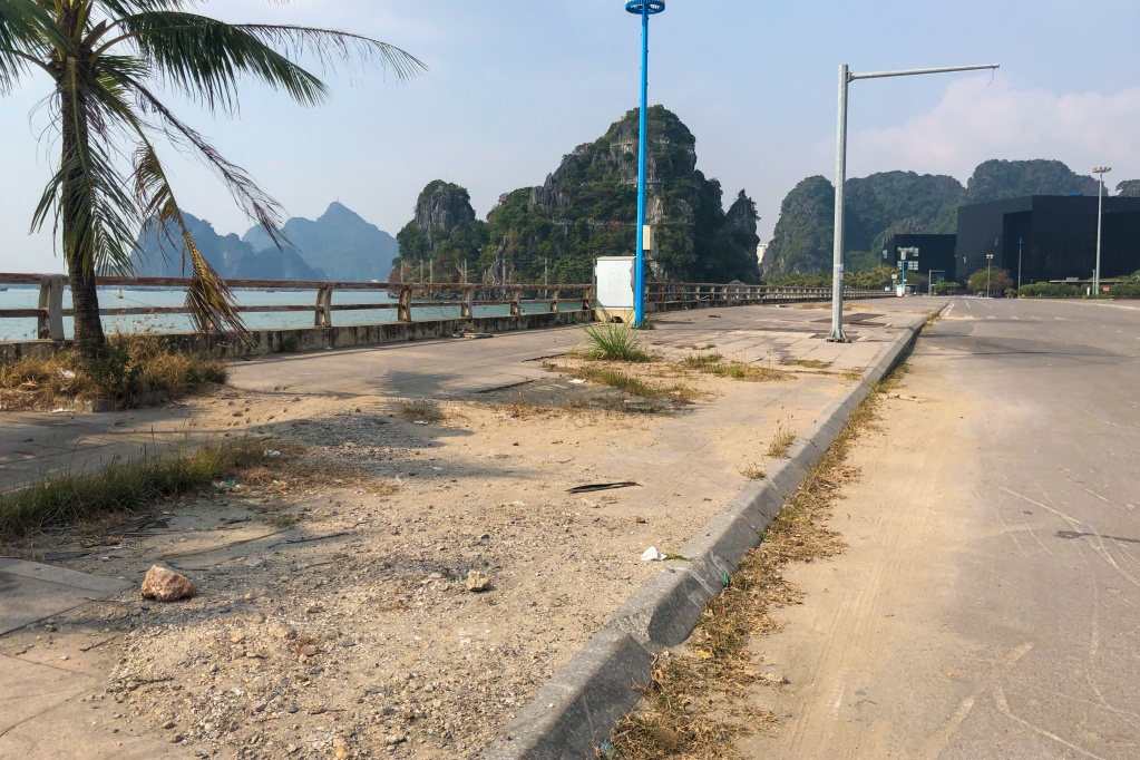 Trong điều kiện chưa cân đối được kinh phí đầu tư dự án từ nguồn vốn đầu tư công của TP Hạ Long, UBND tỉnh Quảng Ninh đã chỉ đạo địa phương nghiên cứu lập quy hoạch dự án bãi đỗ xe ngầm kết hợp trung tâm thương mại, dịch vụ du lịch, giải trí và cải tạo Quảng trường 30/10 làm cơ sở tổ chức lựa chọn nhà đầu tư để triển khai thực hiện dự án trong giai đoạn 2022-2025 tới đây. Ảnh: Một đoạn vỉa hè tại khu vực Quảng trường 30/10 (TP Hạ Long) đã xuống cấp.