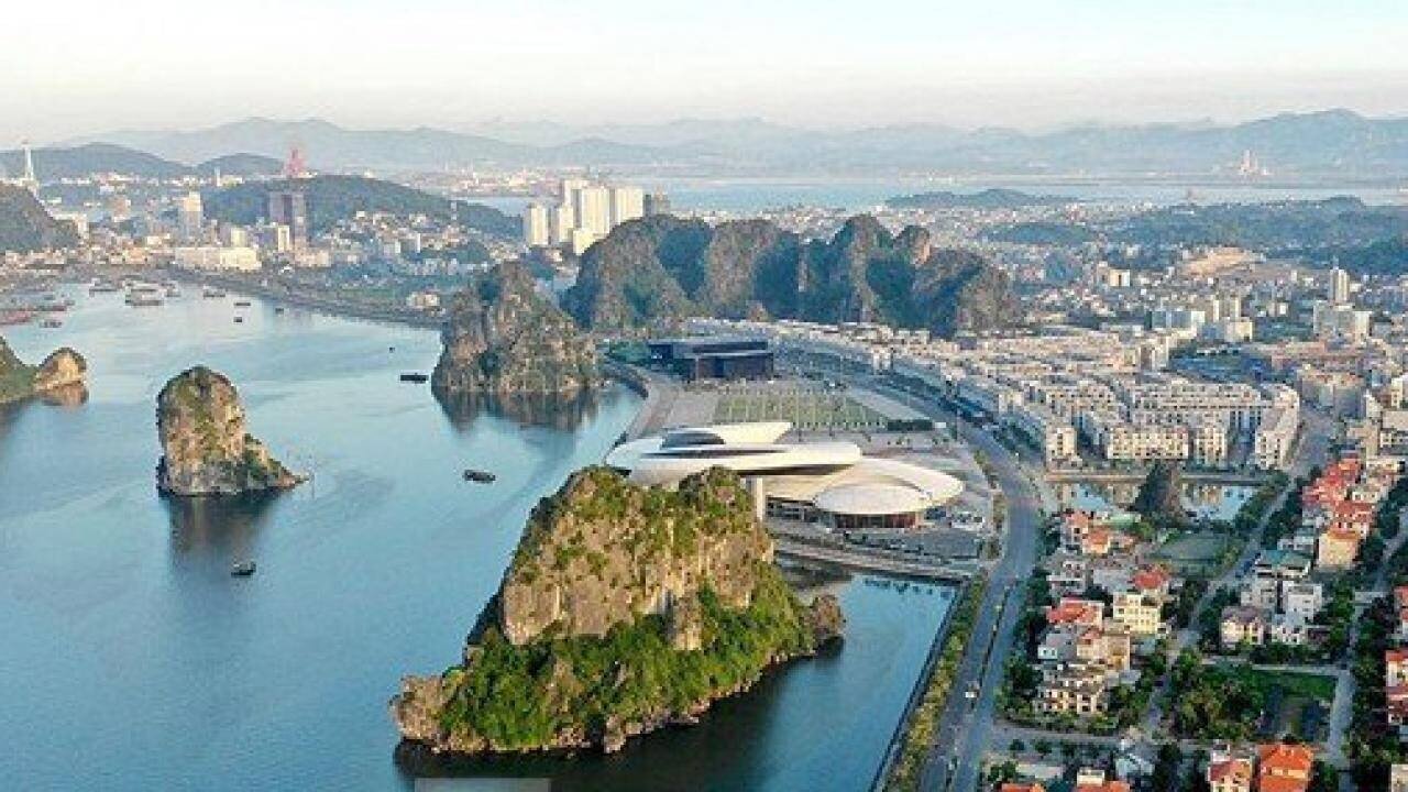 Trong cụm công trình, có Quảng trường 30/10 được đưa vào sử dụng cuối năm 2012 với tổng mức đầu tư trên 77 tỷ đồng, diện tích trên 35.700 m2, bao gồm các hạng mục sân vườn, bồn hoa cây cảnh, sân hành lễ và giao thông nội bộ. Công trình do Ban Quản lý dự án đầu tư xây dựng các công trình dân dụng và công nghiệp tỉnh Quảng Ninh làm chủ đầu tư.