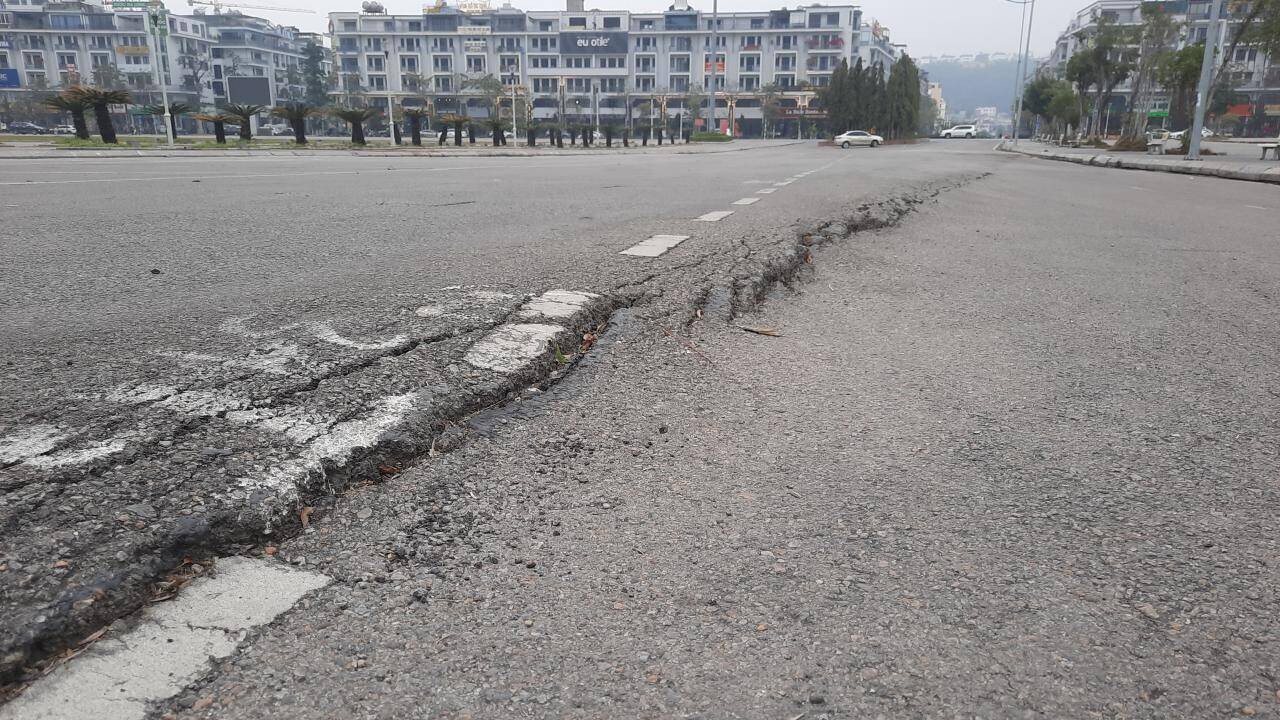 Đứng từ cao nhìn xuống, khu vực Quảng trường 30/10 đã và đang bị võng xuống như lòng chảo khiến các đường vào bị gồ ghề, khấp khểnh nhưng không có biển cảnh báo, nếu tài xế không quen dễ gây TNGT. Ảnh: Khu vực phía trong Quảng trường bị lún sâu so với bên ngoài nhiều centimet.