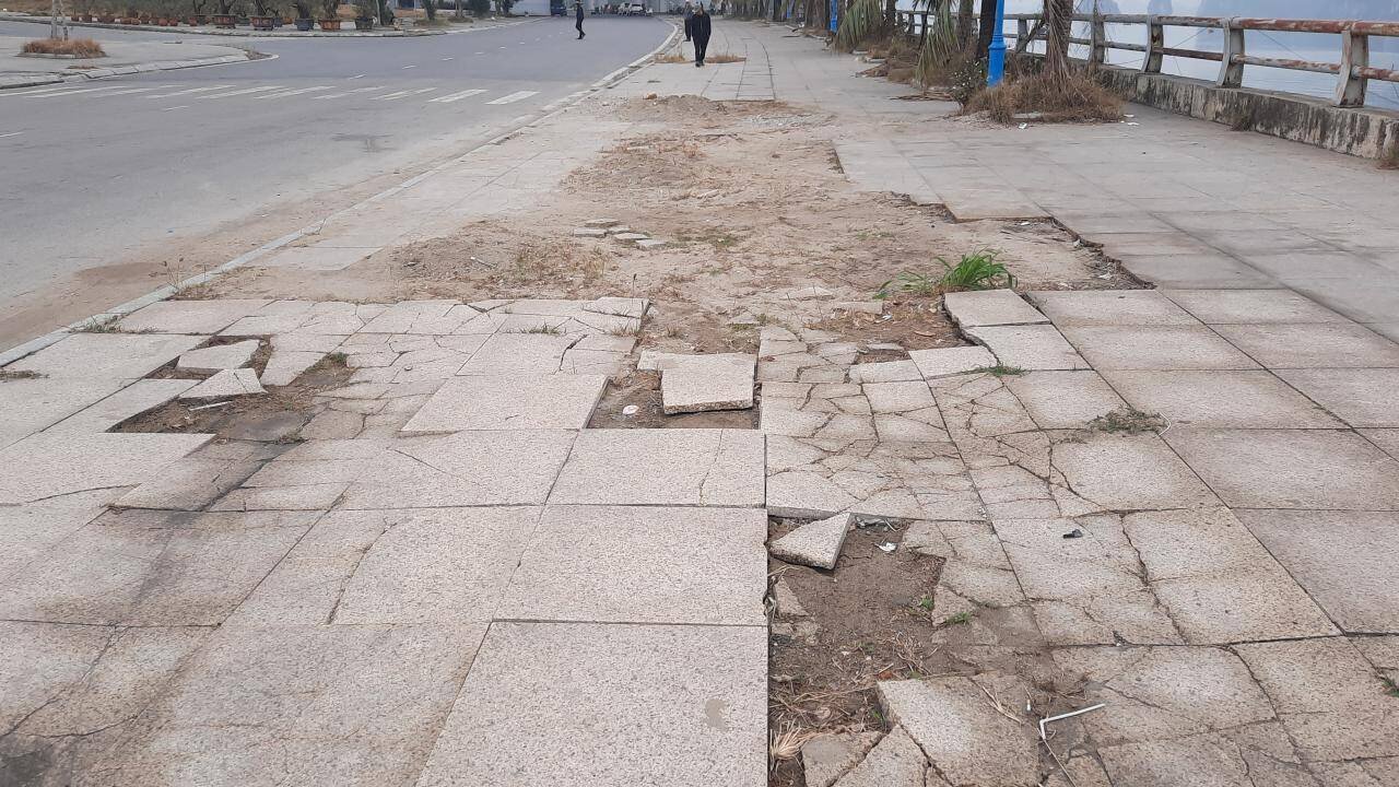 Ở khu vực vỉa hè Quảng trường tiếp giáp với biển đang bị xuống cấp nhiều nhất. Toàn tuyến dài hàng trăm mét nham nhở các hàng gạch bị gẫy vụn; tuyến bờ kè thoát nước cũng bị trũng, võng, mất tác dụng… Ảnh: Hàng loạt đá lát trên vỉa hè bị vỡ vụn.