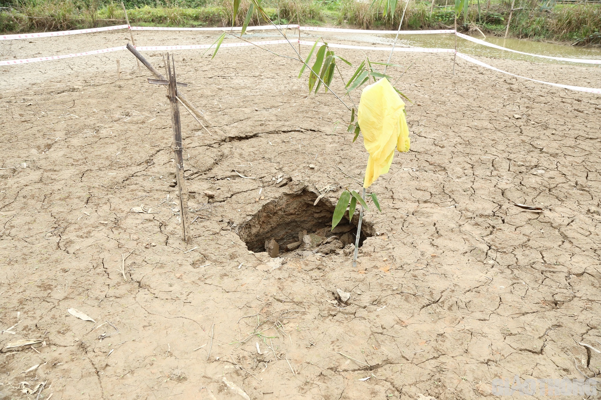 Toàn bộ đất bị sập xuống dưới hoàn toàn, hiện tại ở đây đất bị nứt theo hình cánh cung xung quanh hố tử thần.
