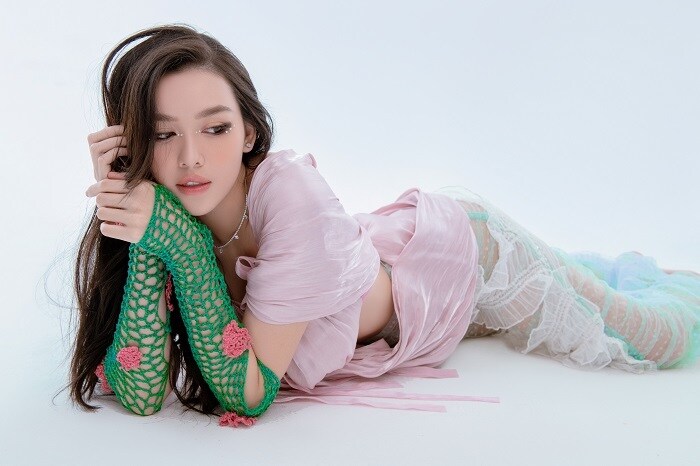 Người đẹp cho thấy mình là "gái một con trông mòn con mắt"