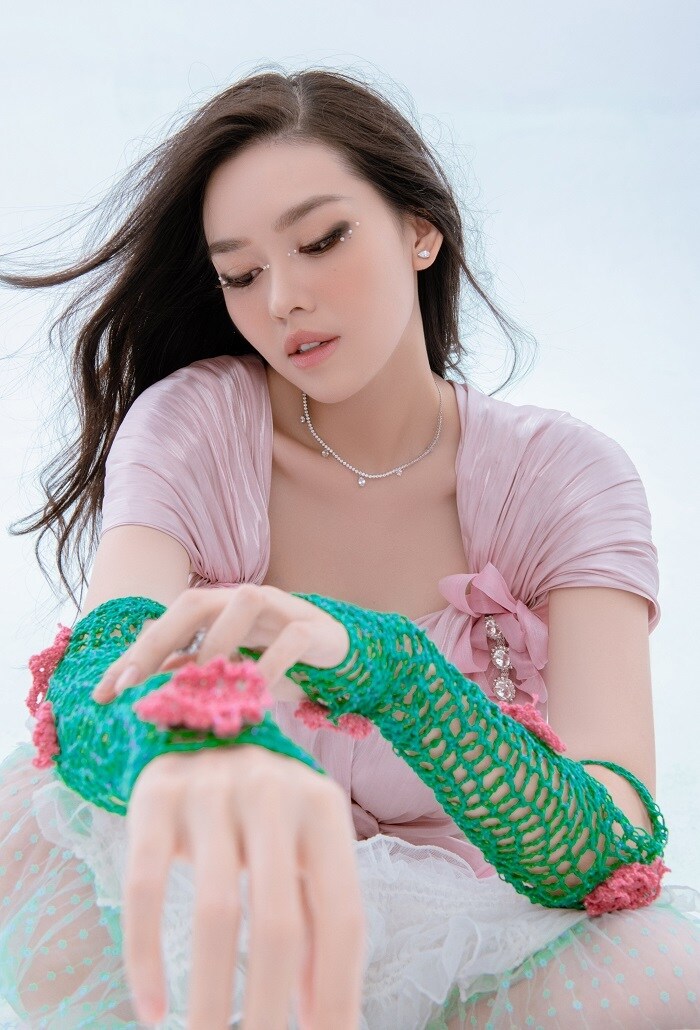 Nàng hậu sinh năm 2000 khoe trọn làn da trắng mịn cùng vóc dáng nuột nà.