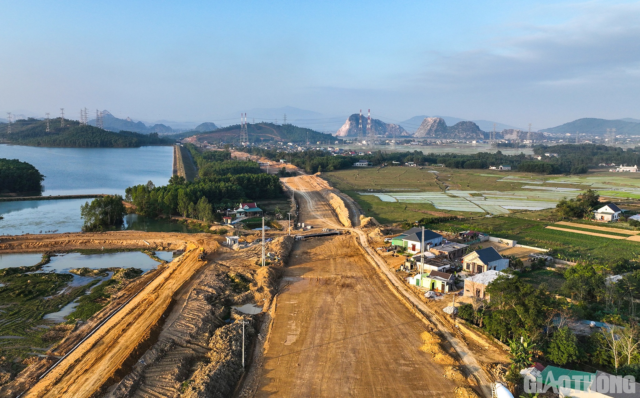 Những ngày giữa tháng 1/2022, PV Báo Giao thông trực tiếp có mặt tại công trường thi công Dự án thành phần đoạn Nghi Sơn - Diễn Châu. Càng những ngày cận Tết, tiến độ thi công dự án càng khẩn trương.