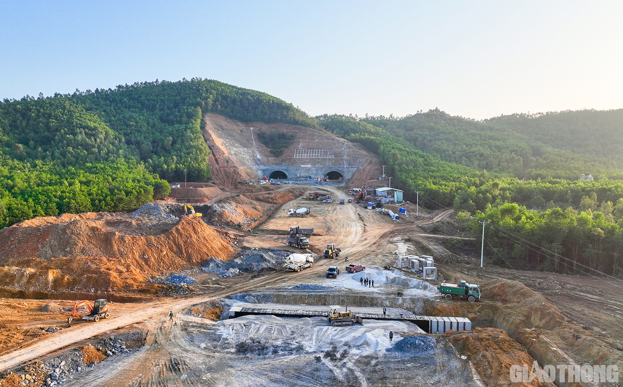 Ông Nguyên Lưu Giang - Chánh Văn phòng Ban QLDA6 cho biết thêm, hiện các nhà thầu đã đồng loạt triển khai 40 mũi thi công, với hơn 600 cán bộ kỹ sư, công nhân trên công trường, 279 thiết bị thi công. Sau 5 tháng triển khai thi công, sản lượng ước tính đạt hơn 477/4.395 tỷ đồng (tương đương 10,85% tổng giá trị hợp đồng, không bao gồm dự phòng).
