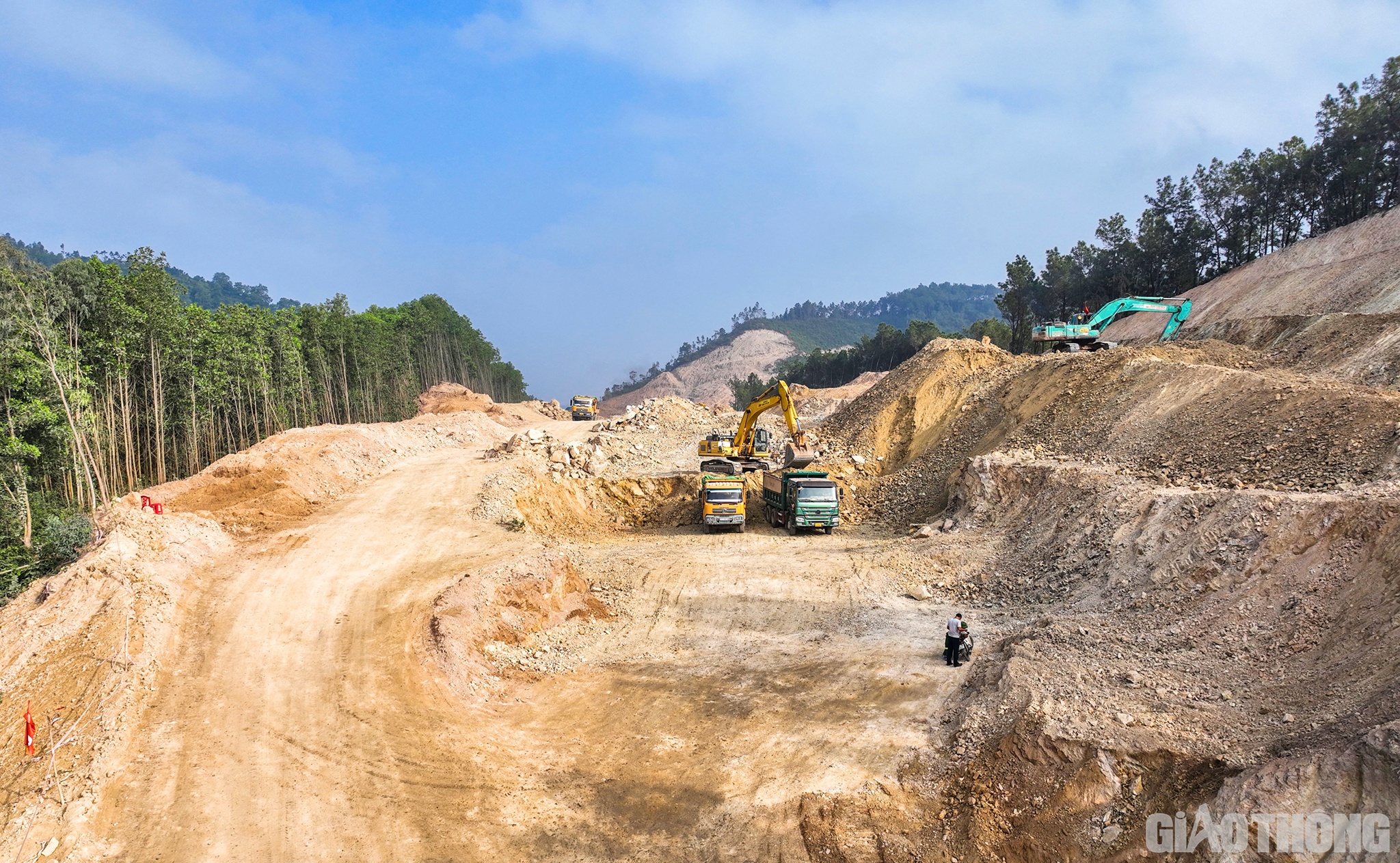 Tại công trường đồi Ba Chóp, Thiếu tá Nguyễn Văn Hoàng - Chỉ huy công trường của Công ty Xây dựng 384 thuộc Binh đoàn 12 - Tổng công ty Xây dựng Trường Sơn cho biết, do mặt bằng và mưa lũ nên gói thầu này phải thực hiện lệnh khởi công chậm hơn 1 tháng so với 3 gói thầu còn lại. Tuy nhiên đến nay, khối lượng thi công đã đạt 15%, đáp ứng tiến độ so với kế hoạch đề ra. Hiện trên công trường, Công ty đang huy động 60 cán bộ, chiến sĩ, công nhân với 40 máy móc các loại, thi công 18/24 giờ trong ngày. Để đẩy nhanh tiến độ, đơn vị triển khai nhiều phong trào thi đua lao động, sản xuất. Điển hình như các phong trào “50 ngày đêm liên tục”, “về đích”…