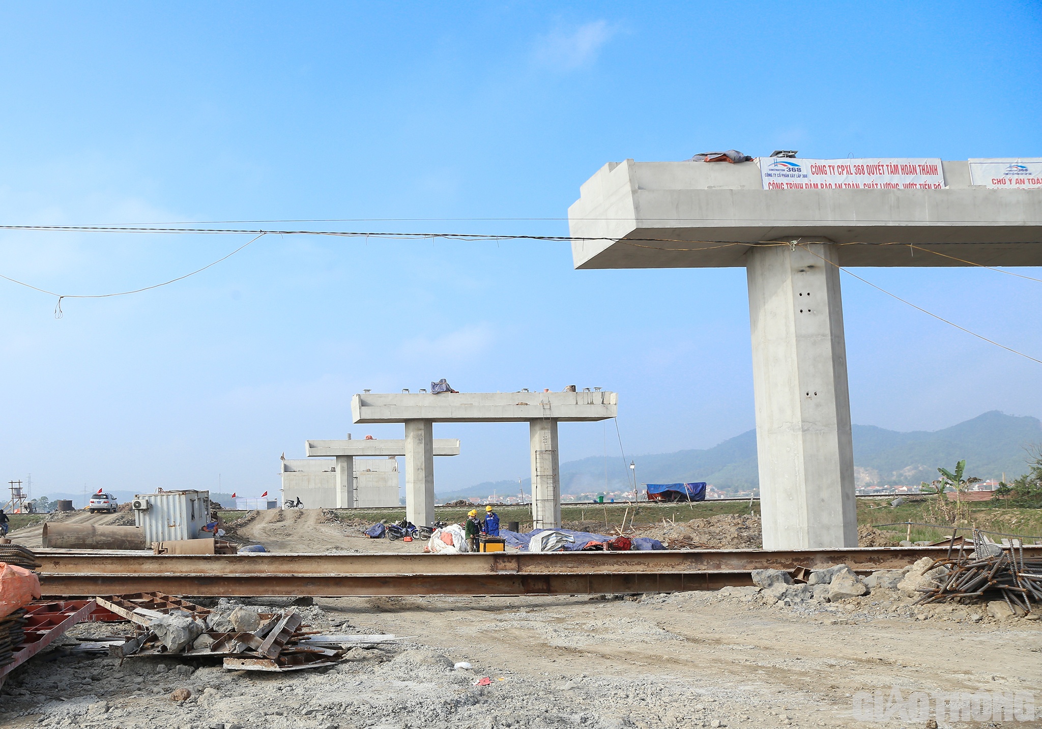 Một số khối lượng chính đã thực hiện gồm: hầm Trường Vinh; thi công 17/22 cầu (cọc khoan nhồi, mố trụ, sản xuất dầm dự ứng lực); hầm chui dân sinh, đang triển khai thi công 29/66 hầm; phần đường, đào đất các loại: 897.000/1,65 triệu m3 (đạt 37,73%), Đào đá nền đường: 295.000/1,48 triệu m3...