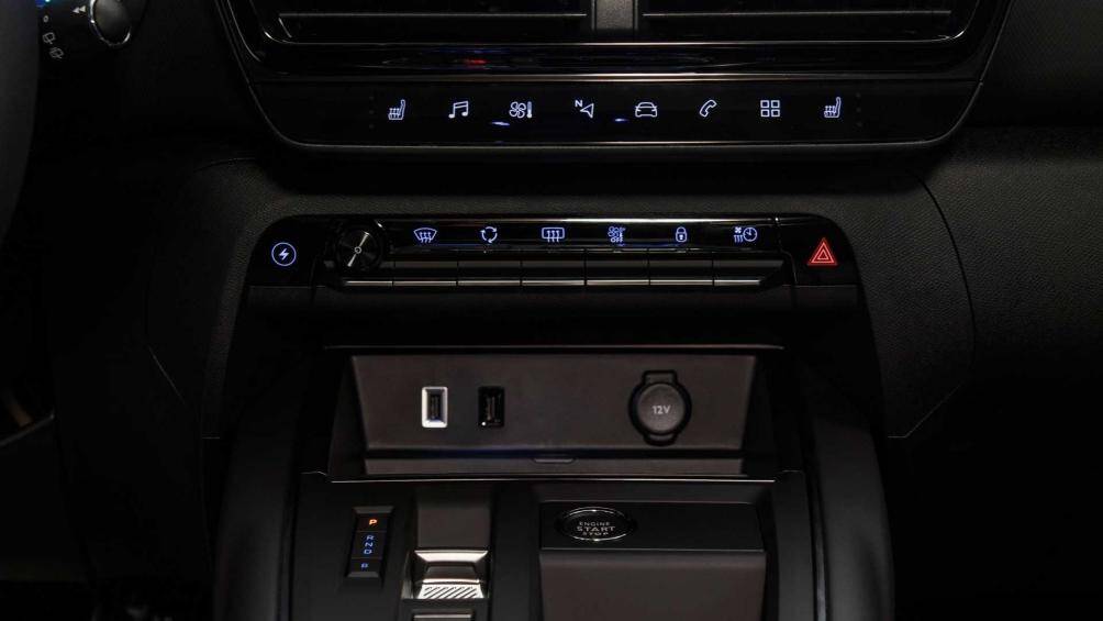 Tuỳ chọn plug-in hybrid bao gồm một động cơ xăng PureTech 180 S&S và gói pin 13,2 kWh cung cấp năng lượng cho một động cơ điện