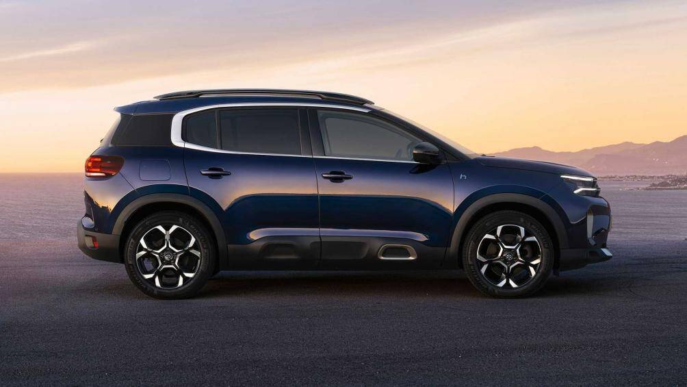 Citroen C5 Aircross 2022 sử dụng cản trước thể thao hơn với các khe hút gió rõ rệt cũng như ít ốp nhựa hơn, bộ la-zăng hợp kim 18 inch mới và gương xe màu đen bóng