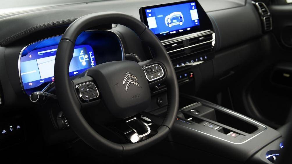 Bên trong khoang lái bảng điều khiển trung tâm được tân trang lại với hệ thống thông tin giải trí mới, có màn hình 10 inch