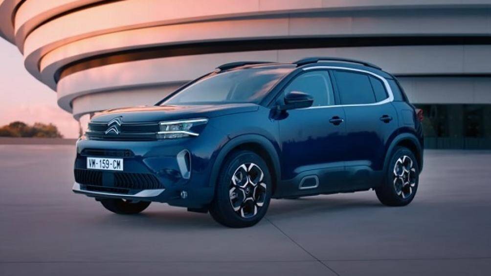 Xe có các thanh chiếu sáng giống như dải đèn LED từ xa và chảy vào đèn pha mới được kết hợp bởi logo Citroen đã được tân trang lại