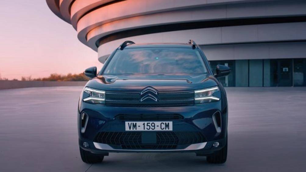 Những thay đổi rõ ràng ngay lập tức có thể nhìn ra ở C5 Aircross facelift là lưới tản nhiệt có thiết kế nhỏ và hiện đại hơn