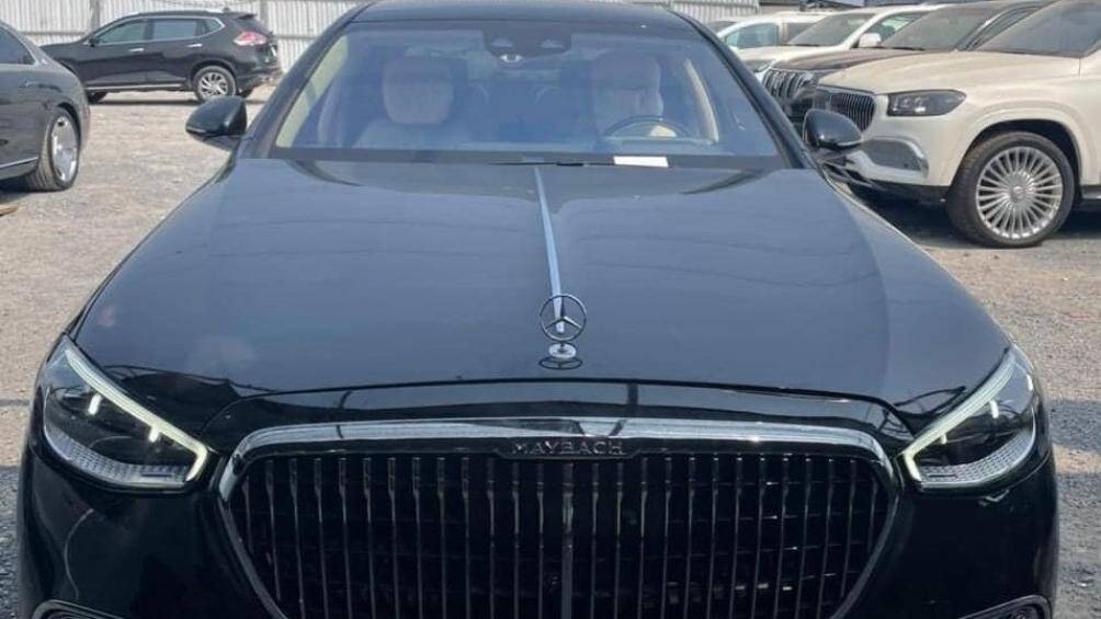 Mẫu xe này chỉ sở hữu 1 màu sơn đen. Ngoài ra, ngoại thất xe còn có nhiều chi tiết mạ crôm