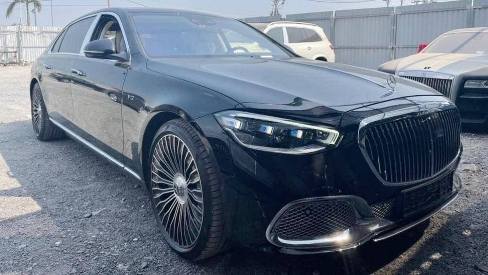 Phiên bản Maybach S680 đã có sự lột xác ngoại hình vì là thế hệ mới. Xe sở hữu đèn pha và đèn hậu mới, logo Maybach vẫn xuất hiện ở bên hông