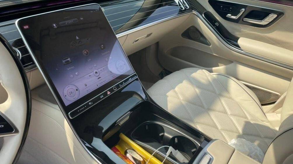 Bên trong khoang lái cũng có nhiều bổ sung quan trọng như màn hình giải trí OLED kích thước lớn, bảng đồng hồ bắt mắt hơn