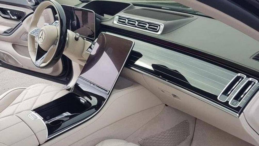 Ngoài ra, Mercedes-Maybach S680 2022 có ghế bọc da khâu hình quả trám, Burmester 4D và hệ thống giải trí MBUX