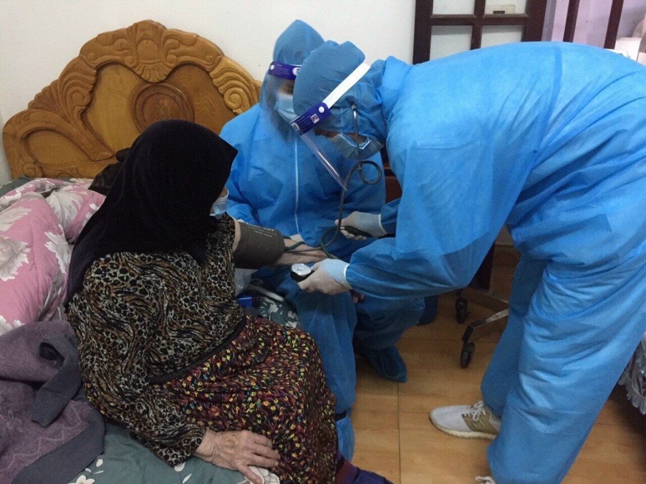 Quảng Ninh có trên 180 ngàn người cao tuổi, trong đó nhiều cụ trên dưới 100 tuổi. Để đảm bảo an toàn cho người cao tuổi trong phòng chống dịch, Quảng Ninh đã đẩy mạnh công tác tuyên truyền, vận động, bố trí nhân lực “đi từng ngõ, gõ từng nhà, rà từng cụ” để hoàn thành việc tiêm chủng vaccine ngừa Covid-19. Ảnh: Lực lượng chức năng TX Quảng Yên khám sàng lọc cho một cụ bà trước khi tiêm chủng.