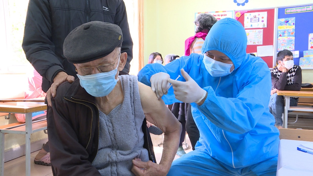 Quá trình triển khai tiêm chủng vaccine Covid-19 cho người cao tuổi tại Quảng Ninh diễn ra an toàn, không có trường hợp xấu nào xảy ra và được người dân đánh giá rất cao. Ảnh: Một cụ ông ở TP Hạ Long đang thực hiện tiêm chủng.
Nhân viên y tế tiêm vắc-xin phòng Covid-19 cho người cao tuổi tại TP Hạ Long.