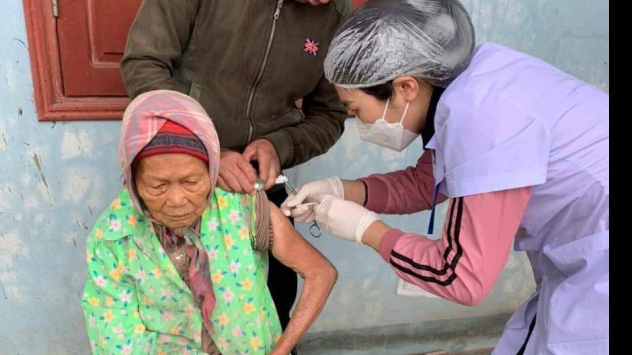 Ông Phạm Hồng Sơn, Trưởng Ban Đại diện người cao tuổi tỉnh Quảng Ninh chia sẻ: Ban đầu, khi thực hiện tiêm mũi 1, một số cụ và người thân lo ngại các cụ tuổi cao, sức yếu lại có bệnh lý nền, tiêm có nguy cơ không an toàn. Tuy nhiên, nhờ sự tích cực vận động, tuyên truyền cùng với sự chuẩn bị chu đáo nhân lực, thiết bị để khám sàng lọc, theo dõi sau tiêm, nên việc tiêm chủng cho các cụ đều đảm bảo an toàn tuyệt đối. Ảnh: Cán bộ y tế huyện Bình Liêu tiêm phòng Covid-19 cho một cụ bà người dân tộc thiểu số.