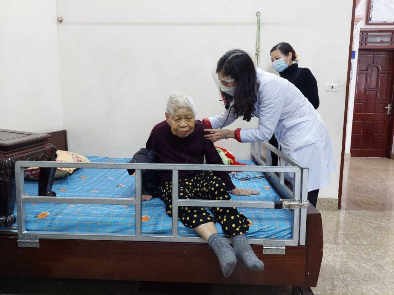 Theo ông Sơn, hiện nay, số người cao tuổi trên địa bàn đã cơ bản hoàn thành tiêm vaccine ngừa Covid-19 mũi 3. Điều đáng mừng là đến thời điểm hiện tại, trên địa bàn không có cụ nào xuất hiện triệu chứng xấu sau tiêm. Ảnh: Cán bộ y tế TP Cẩm Phả đến tận nhà tiêm cho các cụ người cao tuổi.