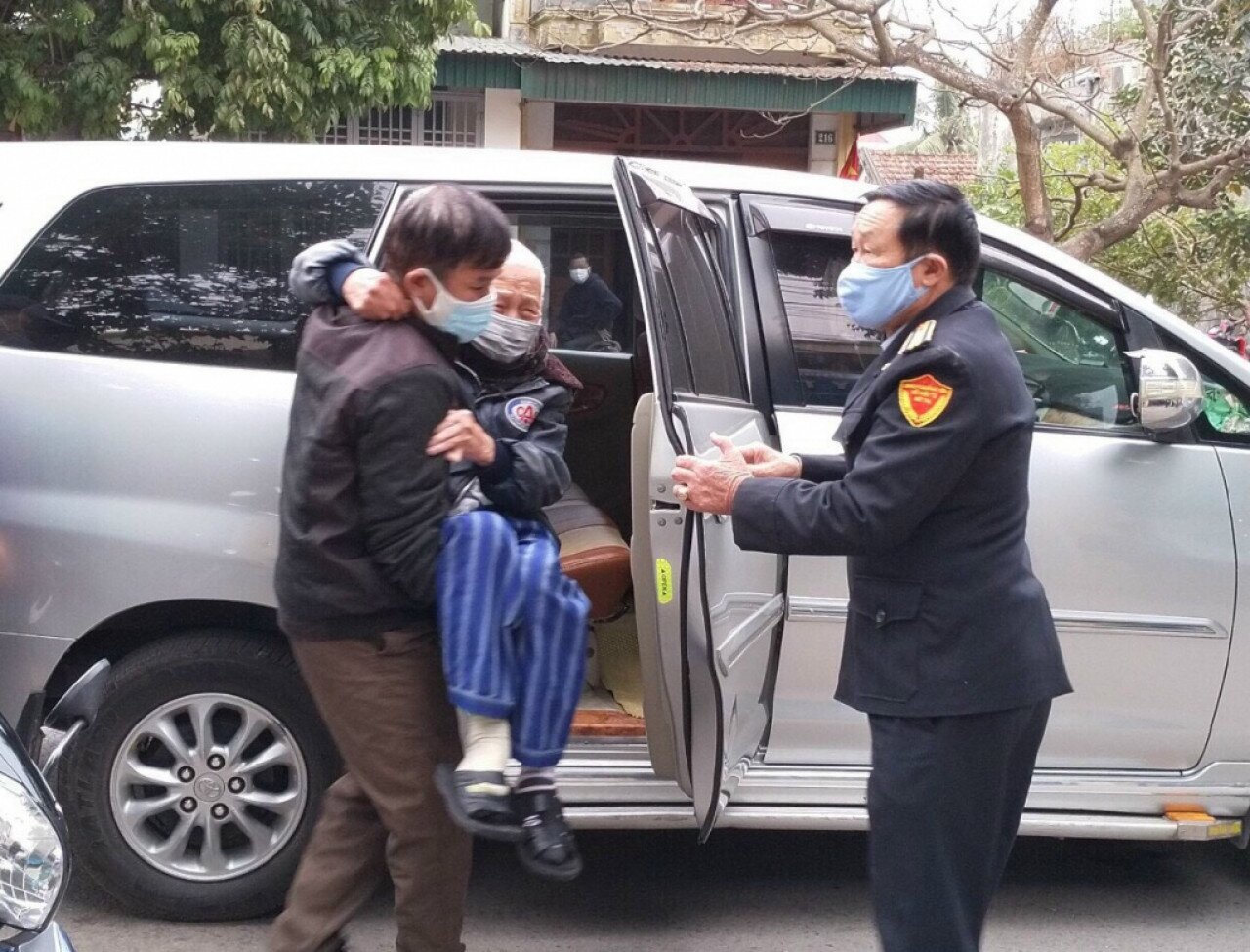 TP Cẩm Phả cũng chủ động bố trí phương tiện để đưa người cao tuổi đến các điểm tiêm chủng và thực hiện phân luồng tiêm chủng riêng tại các cơ sở y tế. Riêng việc theo dõi sau tiêm đối với người trên 65 tuổi tại các điểm tiêm được triển khai thận trọng thông qua việc phối hợp với Bệnh viện Việt Nam - Thụy Điển Uông Bí với đội ngũ y, bác sỹ có kinh nghiệm, được trang bị đầy đủ phương tiện hỗ trợ... trực sẵn sàng tại các chốt sơ cứu, cấp cứu.
