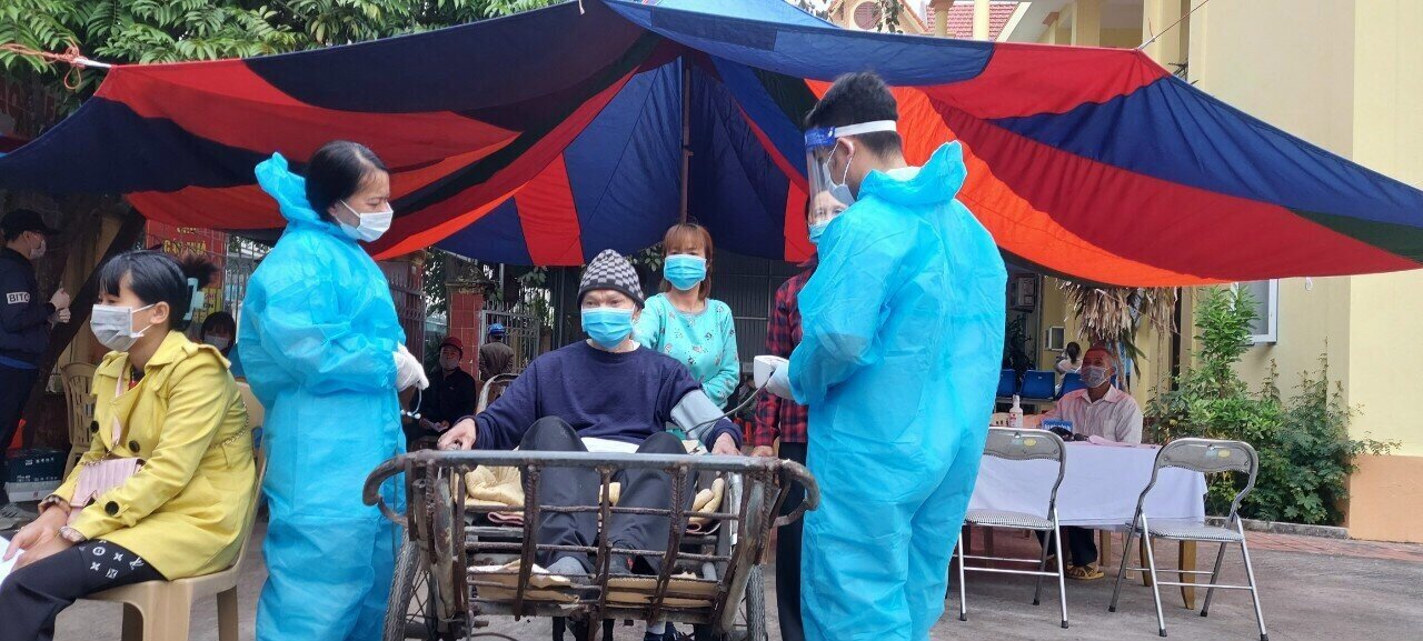 Ông Hồ Quang Huy, Chủ tịch UBND TP Móng Cái, cho biết: Các cụ cao tuổi nếu không được tiêm chủng sẽ gặp nguy hiểm rất cao khi mắc phải Covid -19. Do vậy, cơ quan chức năng của địa phương luôn đặt sự quan tâm hàng đầu trong việc tiêm chủng cho các cụ. Thông qua các biện pháp cụ thể, hiện nay, trên địa bàn chỉ còn khoảng trên cụ cao tuổi chưa được tiêm. Địa phương đang chỉ đạo hoàn thành sớm nhất việc tiêm chủng cho các cụ có điều kiện tiêm. Ảnh: Người thân đưa một cụ ông đến điểm tiêm phòng ở TX Quảng Yên.