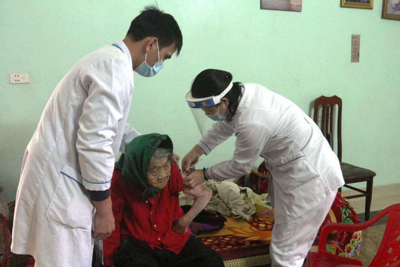 Tới nay, 13/13 địa phương của tỉnh Quảng Ninh đều triển khai các tổ lưu động tiêm vaccine tại nhà cho người cao tuổi, yếu thế trên cơ sở chuẩn bị chu đáo về vật chất, con người và phương tiện, phương án cụ thể. Việc tiêm đảm bảo đúng, đủ quy trình, quy định trong tiêm chủng và phòng chống dịch.