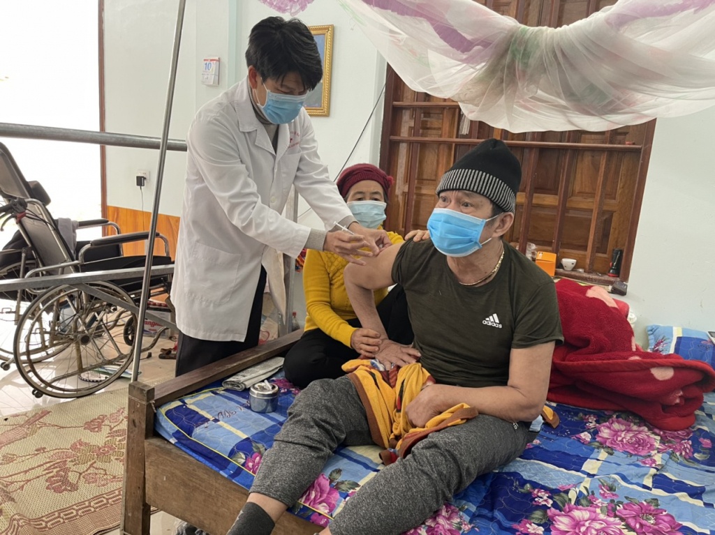 Tại Quảng Ninh đã xuất hiện nhiều cách làm hay, sáng tạo thể hiện sự quan tâm đặc biệt đối với người cao tuổi trong việc triển khai công tác tiêm chủng phòng Covid-19. Điển hình TP Cẩm Phả đã thành lập và duy trì các đội tiêm chủng vaccine lưu động tại nhà cho người cao tuổi.