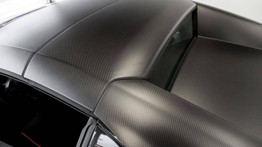 Cùng với đó là một số chi tiết như ốp cản trước, bộ khuếch tán đuôi, ốp sườn, cánh chia gió trước, ốp hốc gió bên hông... làm từ chất liệu carbon
