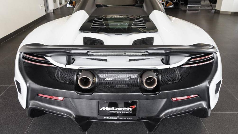 Đuôi xe được tạo điểm nhấn bằng đường viền và logo McLaren màu cam. Hệ thống ống xả cũng có dài hơn hướng hẳn ra phía sau tăng vẻ hầm hố