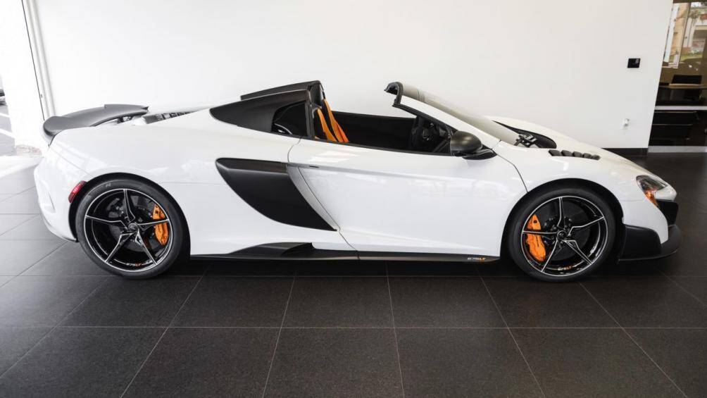 So với phiên bản Coupe, chiếc 675LT Spider nói trên có cánh gió trước, tấm hướng gió bên sườn và cánh gió đuôi lớn hơn 50%