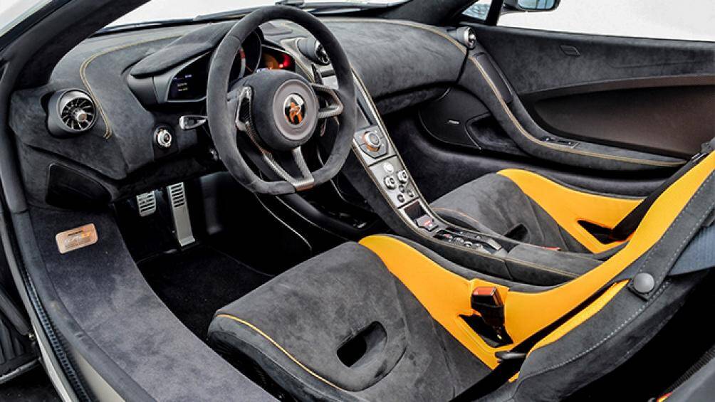 Mẫu siêu xe giới hạn này được cắt giảm nhiều chi tiết nên trọng lượng xe nhẹ hơn McLaren 650S tới 100 kg, ở mức 1.230 kg