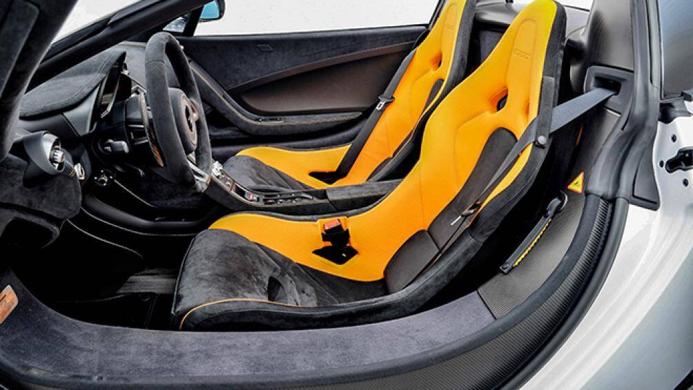 McLaren 675LT còn được trang bị hệ thống ống xả bằng vật liệu titan, bộ mâm siêu nhẹ làm từ hợp kim đi kèm bộ lốp P Zero Trofeo R đặc biệt